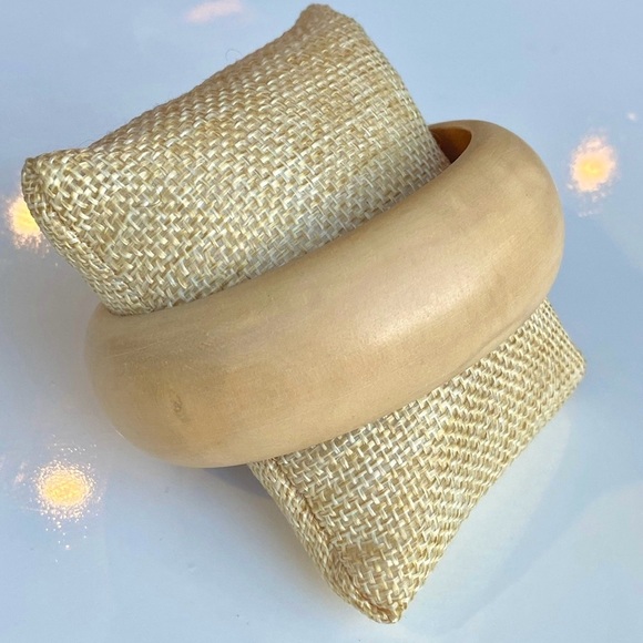 Vintage Hand-Carved Natural Ivory Teak Wood Bangle Bracelet / Made in India - Picture 6 of 9